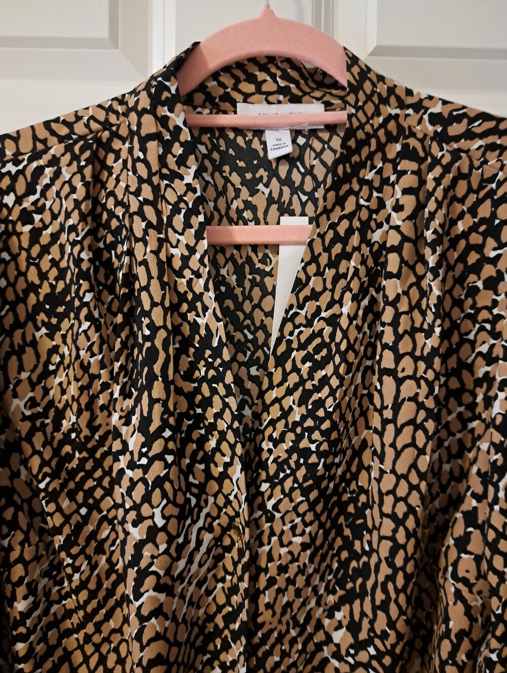 NINE WEST leopard Print BLOUSE brand new SIZE 1X gold butttons LONG SLEEVES - Picture 2 of 8
